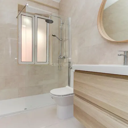 Quarto Aconchegante Com Janela E Vista Para Cidade