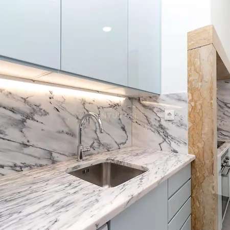 Quarto Aconchegante Com Janela E Vista Para Cidade *