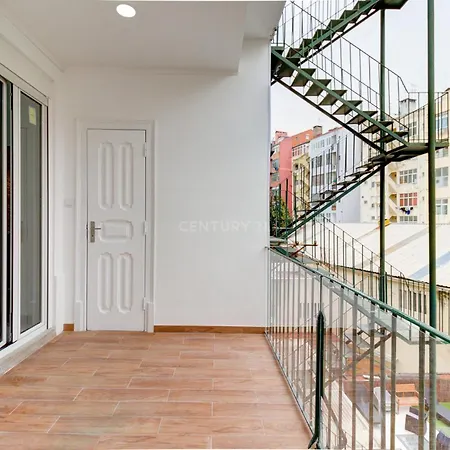 Quarto Aconchegante Com Janela E Vista Para Cidade Homestay