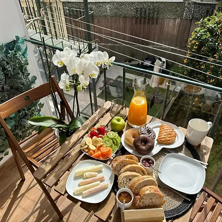 Quarto Aconchegante Com Janela E Vista Para Cidade Quarto em Acomodações Particulares Lisboa