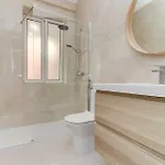 Quarto Aconchegante Com Janela E Vista Para Cidade