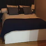 Quarto Aconchegante Com Janela E Vista Para Cidade Lissabon