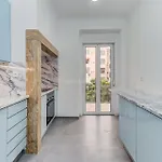 Quarto Aconchegante Com Janela E Vista Para Cidade Lissabon